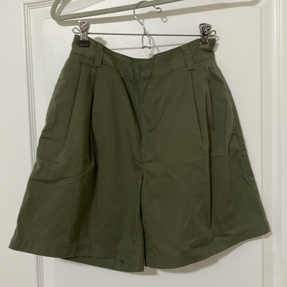 Aritzia TNA Pleated Knee Shorts size 4